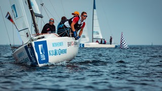 Die Crew des Hemelinger Wassersport-Vereins beim Rennen in Warnemünde.