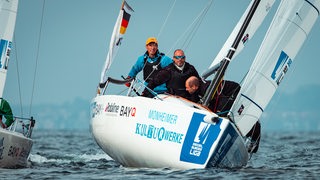 Die Segler vom Wassersportverein Hemelingen steuern ihr Boot übers Wasser.