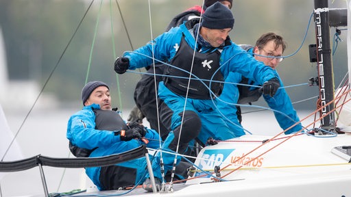 Die Segler vom Wassersportverein Hemelingen ziehen die Seile an ihrem Boot straff.