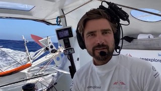 Boris Herrmann auf seiner Yacht "Seaexplorer" beim Gespräch über seine Webcam während der Weltumsegelung.