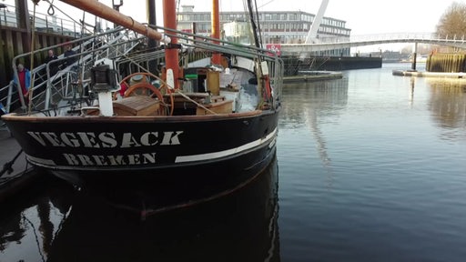Das Segelschiff "Vegesack" im Hafenbecken.