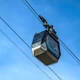 Eine Gondel einer Seilbahn von unten