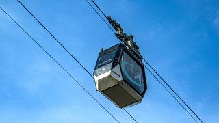 Eine Gondel einer Seilbahn von unten