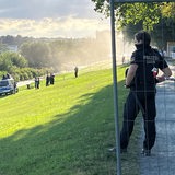 Ein Polizist steht auf dem Bremer Osterdeich.
