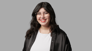 Die Co-Landesvorsitzende der Bremer Jusos Selin Arpaz lacht in die Kamera.