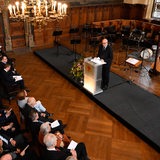 Bürgermeister Bovenschulte spricht vor 450 Gästen in der Oberen Halle des Rathauses. 