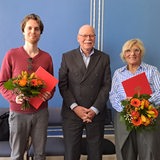 Anna-Katherina Buse (r.) und Julien Sauer (l). wurden von Innensenator Ulrich Mäurer (SPD) für Zivilcourage ausgezeichnet.