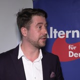 Der Landesvorsitzende der Bremer AFD Fraktion, Sergej Minich auf einer Bühne