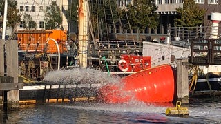 Im hohen Bogen pumpen Pumpen Wasser aus der Seute Deern