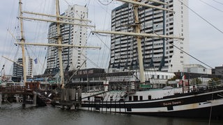 Der Dreimaster Seute Deern liegt abgesackt tief im Wasser des Hafenbeckens.