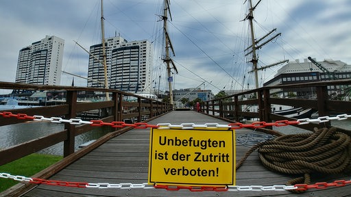 Vor der Brücke zur Seute Deern hängt eine Absperrung.