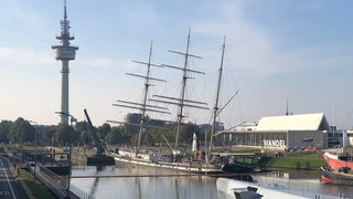 Traditionsschiff Seute Deern liegt schief im Hafenbecken