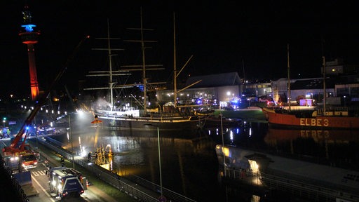 Ein Schiff und Feuerwehrfahrzeuge