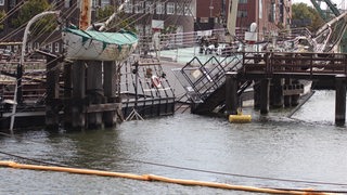 Das Segelschiff Seute Deern liegt halb unter Wasser im Hafenbecken.
