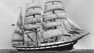 Seute Deern unter vollen Segeln