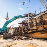 Das Museums- und Restaurantschiff Seute Deern beim Abriss.