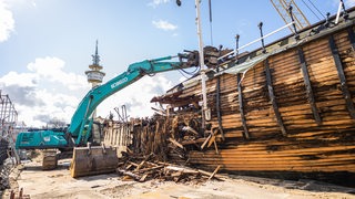 Das Museums- und Restaurantschiff Seute Deern beim Abriss.