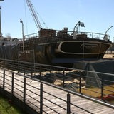 Das Schiff "Seute Deern" in Bremerhaven, umgeben von Baggern.