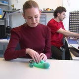 Zwei Studierende sitzen zusammen im Freiraum Startup Lab der Hochschule Bremen