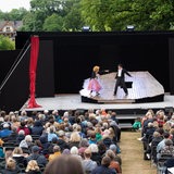 Zuschauer sitzen im Bremer Bürgerpark bei einer Vorstellung von "Shakespeare im Park" der Shakespeare Company