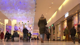 Menschen beim Shoppen im Einkaufszentrum