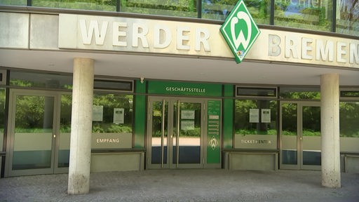 Werder Bremens Geschäftsstelle von außen aufgenommen.