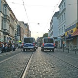 Zwei Polizeibusse stehen auf dem Ostertorsteinweg im Bremer Viertel.