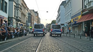 Zwei Polizeibusse stehen auf dem Ostertorsteinweg im Bremer Viertel.