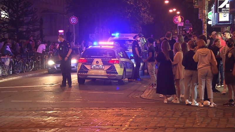 Eine Partynacht an der Sielwallkreuzung im Bremer Viertel mit einer Polizeikontrolle.