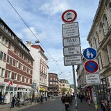 Ein (eingeschränktes) Durchfahrtverbotsschild für PKW und Motorräder ist an der Bremer Sielwallkreuzung zu sehen.