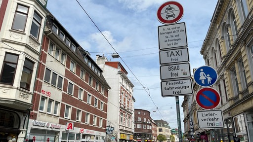 Ein (eingeschränktes) Durchfahrtverbotsschild für PKW und Motorräder ist an der Bremer Sielwallkreuzung zu sehen.