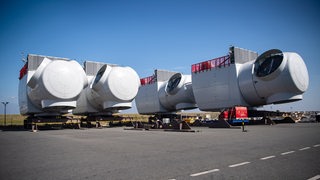 Offshore-Maschinenhäuser für Windkraftanlagen stehen auf dem Werkgelände von Siemens Gamesa in Cuxhaven.