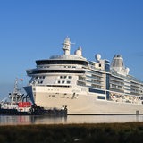 Der Luxusliner «Silver Ray» bewegt sich auf der Ems vor der Jann-Berghaus-Brücke in Leer. 