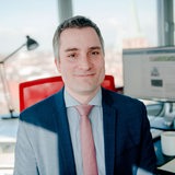 Kriminaloge Tobias Singelnstein schaut in die Kamera.