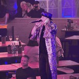 Ein Schlagerstar im Glitzermantel.