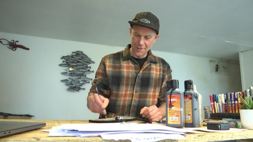 Ralph Brose macht Kunstwerke aus Skateboards. 