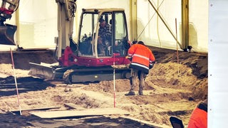 Archäologen suchen auf dem Russenfriedhof nach Skeletten sowjetischer Zwangsarbeiter. 