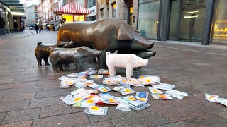 Ein unbekannter Künstler hat in der Bremer Sögestraße eine Skulptur aufgestellt. An der bekannten Schweine-Skulptur steht jetzt ein weiteres Schwein.