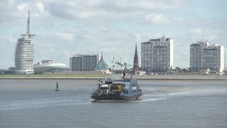 Die Skyline von Bremerhaven, im Vordergrund verlässt eine Autofähre Bremerhaven.