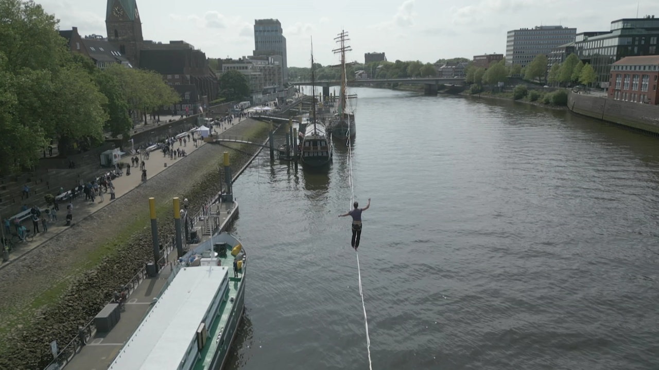 D-rfen-die-das-Bremer-Slackliner-laufen-160-Meter-ber-die-Weser