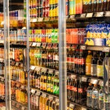Ein Kühlregal mit unterschiedlichen Softdrinks (Archivbild)