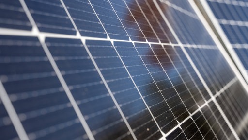 Symbolfoto von einer Solaranlage, Nahaufnahme. 