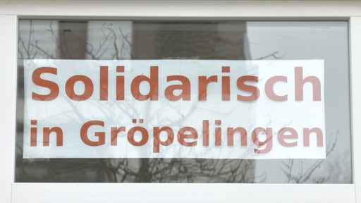 Ein Schild mit der Aufschrift "Solidarisch in Gröpelingen"