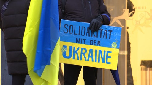 Ein Plakat mit der Aufschrift "Solidarität mit der Ukraine" bei einer Demonstration.