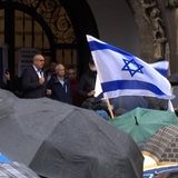 Teilnehmer einer Solidaritätskundgebung für Israel stehen auf dem Bremer Marktplatz