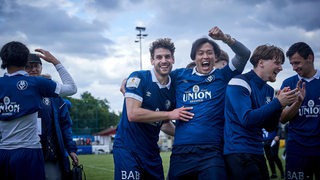 Spieler des Bremer SV bejubeln den Gewinn des Bremen-Pokals.