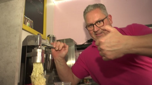 Der Eismann Massimo Rubino beim Spaghettieis machen.