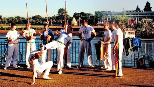 Eine Capoeira Gruppe bei einer Open-Air Vorführung