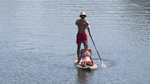 Zwei Stand Up Paddler auf dem Wasser.
