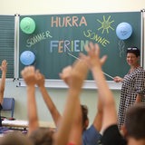 Auf einer Tafel steht das Wort "Ferien".